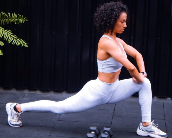 Woman performing lunges in outdoor gym setting in Ciudad de México
